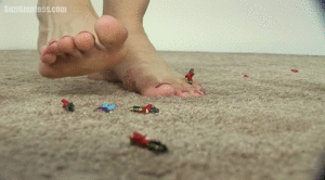 www.gtszone.com - SuziGiantess  467  Suzi thumbnail