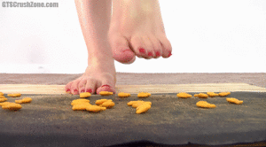 www.gtszone.com - SuziGiantess  479  Jacquelyn Velvets thumbnail