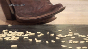www.gtszone.com - SuziGiantess  532  Suzi thumbnail