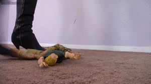 www.gtszone.com - SuziGiantess  629  Suzi thumbnail